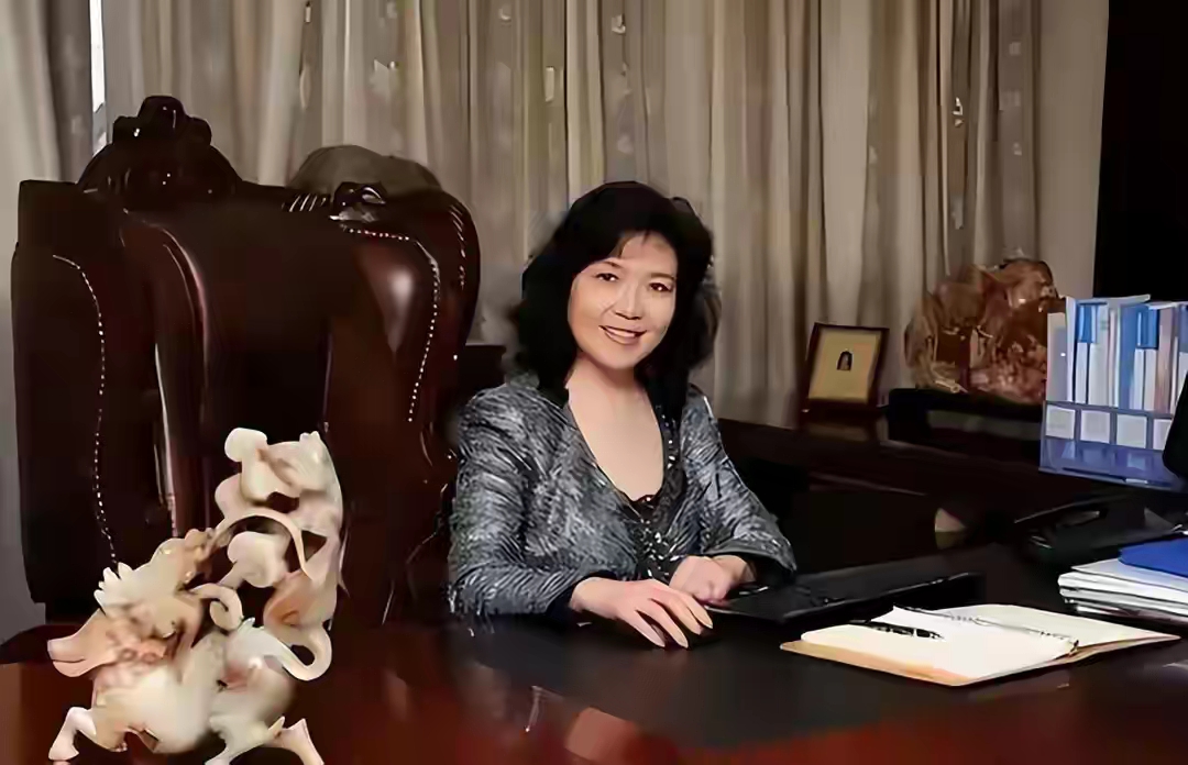 疫苗女王，被判无期。
 
吉林省高院二审裁定，驳回高俊芳的上诉请求，维持一审判决。曾经手握百亿疫苗企业，被外界称作疫苗女王的高俊芳，四罪并罚，最终获无期徒刑，剥夺政治权利终身，没收个人全部财产。这场牵动无数家庭的案件，从案发走到终审，耗时接近八年。
 
很多人还记得2018年，监管部门飞行检查，挖出