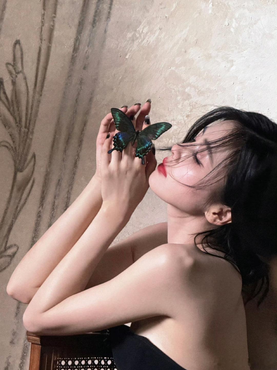 #白鹿[超话]# 🍍#白鹿叶璃#🍍#白鹿#

苦难是花开的伏笔，冬天是春天的序曲，总会见面的。

​
