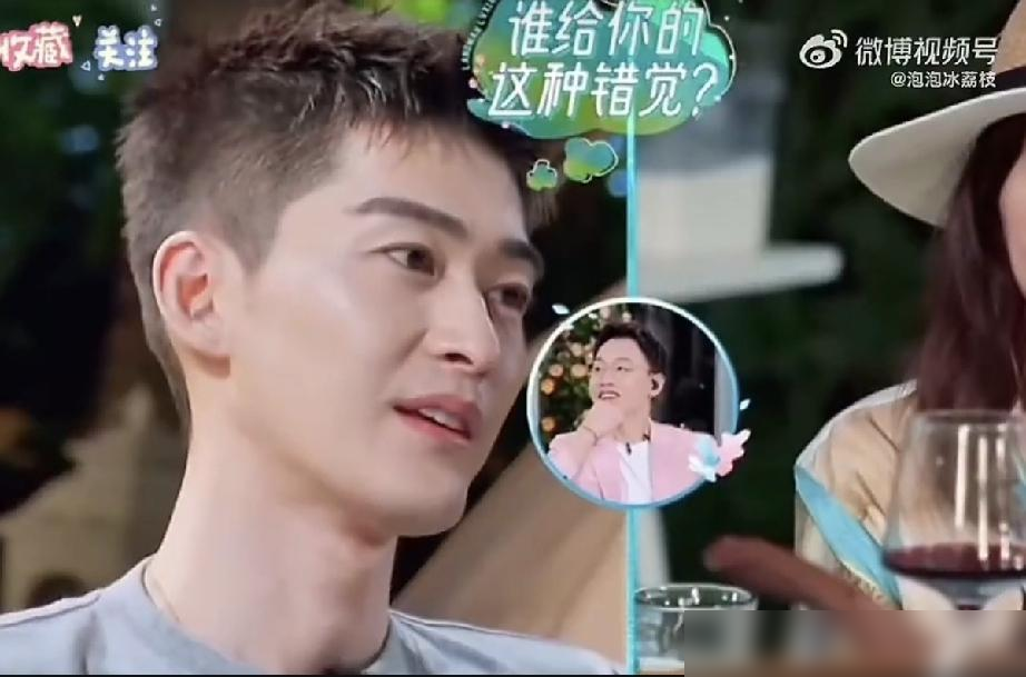 2021年《妻子的旅行》中，周婕说：“张翰给我的印象太花心了。”刘涛说：“他花心？他十年才谈了两个。”张翰也在旁边开玩笑说：可能一算，十年才谈了俩，太花心了。

这事儿我看得挺唏嘘的，倒不是替谁喊冤，是这画面太熟了。饭桌上大家刚认识，写个初印象条子，本意图个热闹，结果周婕那句“更难听的两个字”一甩，