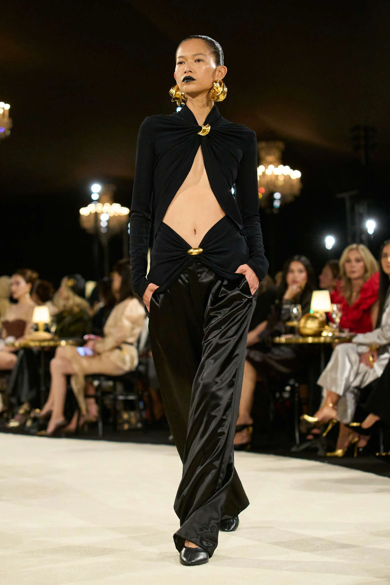 PFW | Schiaparelli - 2027SS

🇨🇳中国模特：
秦蕾
刘雯
汪曲攸
张丽娜
🇺🇸🇨🇳美籍华裔模特：
Karmay Ngai
🇰🇷韩国模特：
Esther Kim
🇺🇸🇰🇷美籍韩裔模特：
Mika Bae
🇯🇵日本模特：
Kayako Higuchi 

#2027春夏巴黎时装周# ​