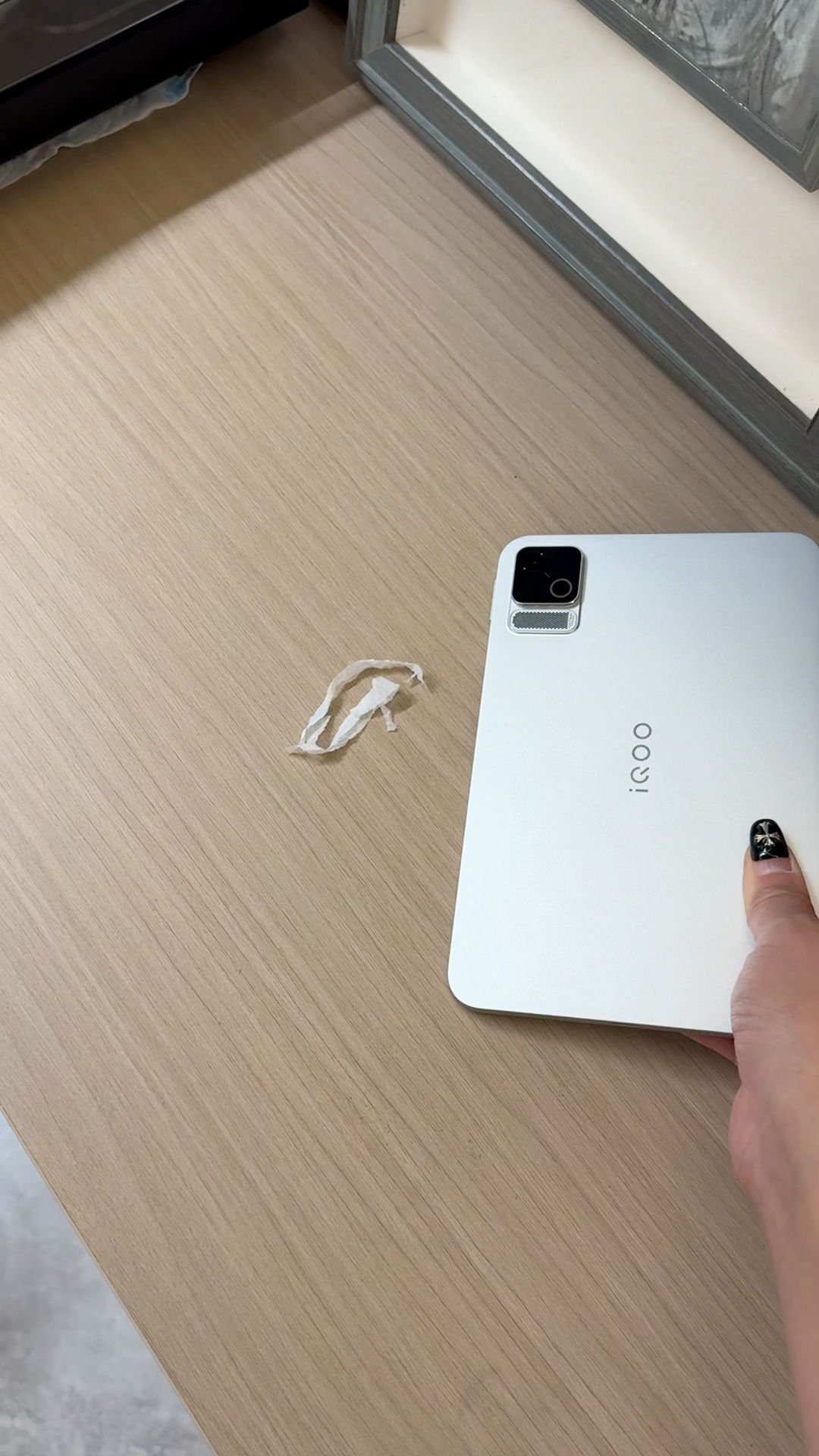 不要觉得#iQOO Pad Ultra#很轻薄性能就不给力，它真的很猛！行业首创冰穹五重风冷散热系统、PC主机级散热不是开玩笑的[笑而不语]

我试了一下这个风扇，风力还是不小的，可以看live图～行业超大主动散热风扇，尺寸达到 30x30mm ，机身双向进风口，0.94CFM大出风量，真的有点东西的～当然，风扇只是我们 ​