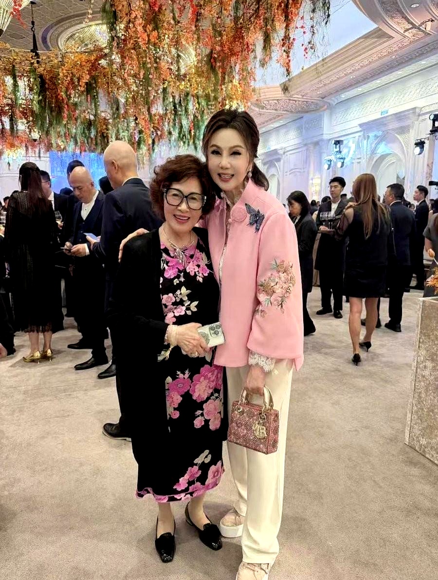 奚梦瑶在澳门办答谢宴，全场风头最大的不是新娘，而是一位70岁的老太太
 

谢玲玲晒出一组内场私照，染着棕发，穿一身显眼的粉外套。何超琼、梁安琪、甘比这些平时极少同框的顶豪圈大人物，全都主动凑过来跟她单独合照，连汪明荃、方媛在旁边都成了衬托
 

普通老人70岁穿一身嫩粉，八成要被人在背后议论一句装