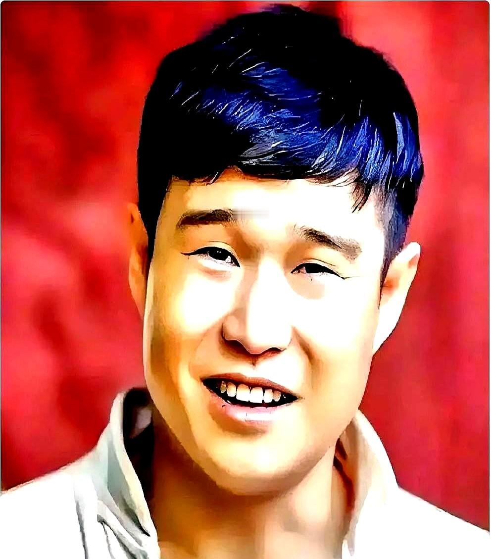 网上铺天盖地骂这是烂片，我还是掏了几十块钱进影院坐了俩小时。

结果影厅里坐得满满当当。贾冰、于洋和小沈阳两口子的包袱一个接一个，全场笑声就没断过。

小沈阳这人，全开麦唱歌能拿第一，大银幕上放得开，出道多年也没啥绯闻烂事。

有人看喜剧非得扯深刻扣立意，跟着键盘侠挑刺。可普通人上一天班累得够呛，进