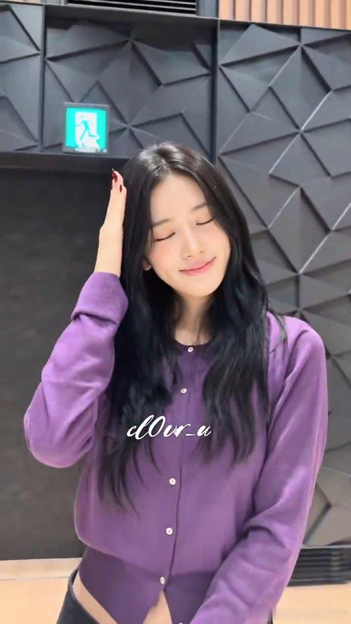 安宥真继续顶着这张美丽的御姐脸卖萌😚我好喜欢吖 ​