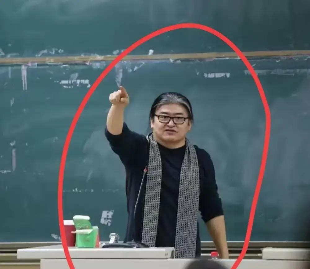 清姐工作室深夜发的照片里，她素颜抱着一只小猫，眼角都是倦意。

原来她悄悄跑去流浪动物救助站待了一整天。她一个人给几十只小猫小狗换了干净的水，添了满满的粮。
所以她推掉那些觥筹交错的晚宴，把自己的周末空出来。她跟身边人讲，比起走红毯，给小家伙们铲屎的时候，她才感觉自己真的活着。