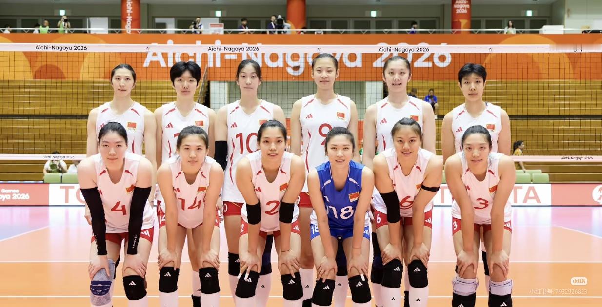 王奥芊和吴梦洁燃爆了，中国女排战胜泰国女排晋级决赛。

哨声落下，决胜局定格15:6！中国女排苦战五局击败泰国女排，挺进亚运会决赛。距离亚锦赛的失利，仅仅过去一个月。那场失利带来的沉重打击，所有人都看在眼里。赛前其实就在想，这一场胜利，未必能够抹平亚锦赛留下的遗憾。可如果这一战拿不下来，留给这支年轻