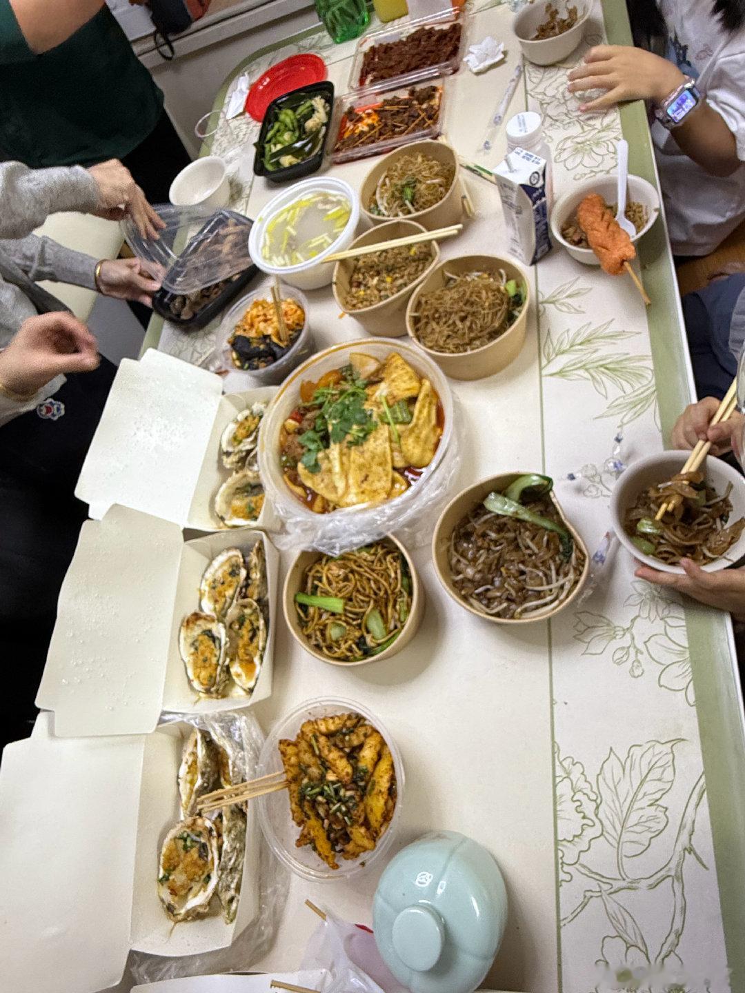 两天干了两顿自助  说多了都是口水
蒋奇明 帅啊[彩虹屁] ​
