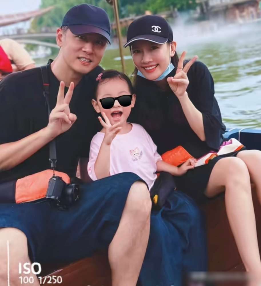 任重念信念到一半，哭崩了，三岁女儿在旁边拍他：爸爸不哭。就这一下，我划走的手指又划回来了。
这信是孙骁骁写的，手写。里头有句狠话：生第一胎是对生命的尊重，愿意再生一个，是对老公和婆家的肯定。任重没接住，当众哽咽，场面一点不演。
评论区直接开吵。一波人说被暖到，这女人说话有底气，一看就是被爱喂饱的