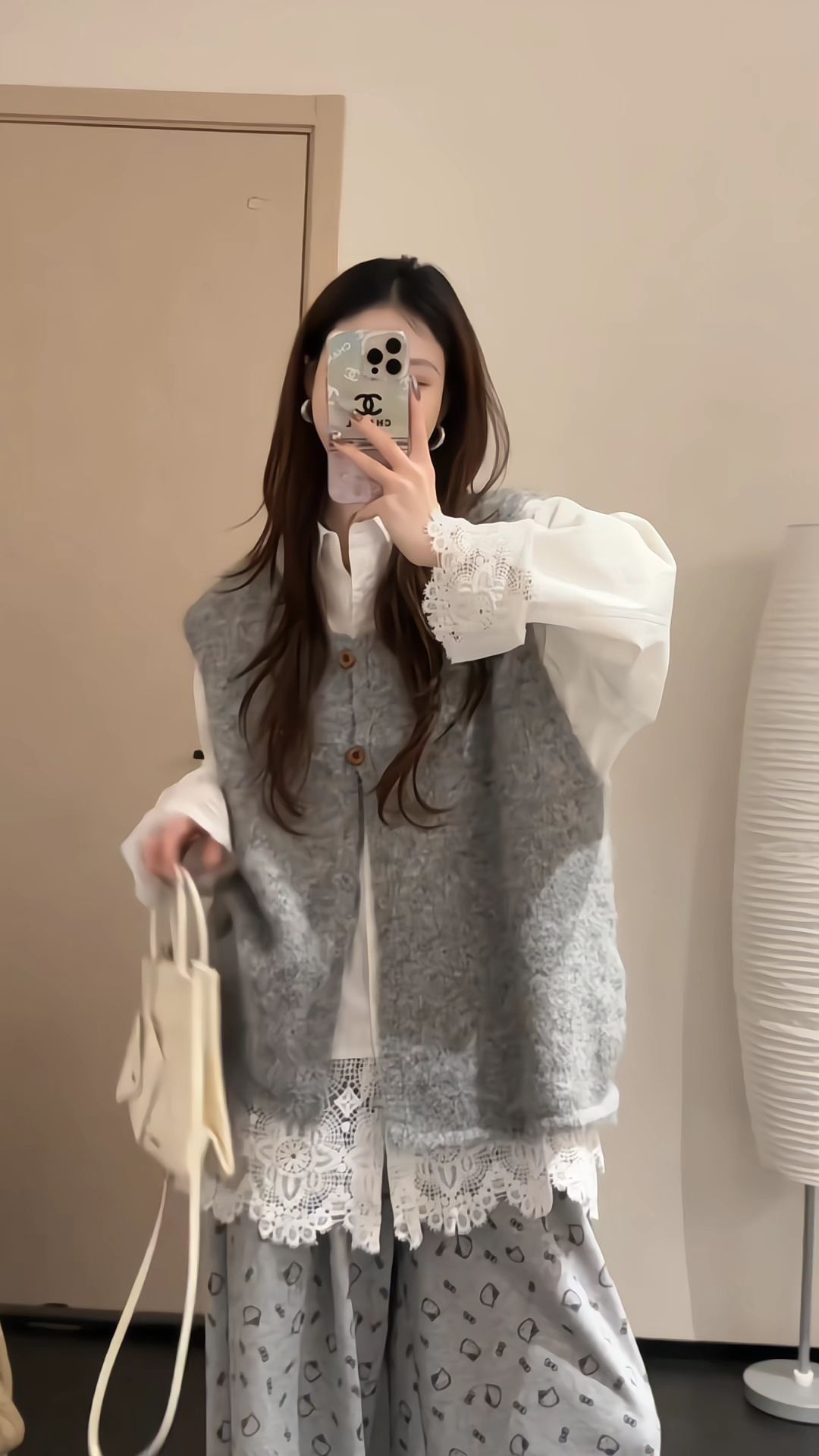 我天！老婆们春日都来穿这套韩系慵懒风套装！蕾丝衬衫叠穿马甲温柔又甜美...