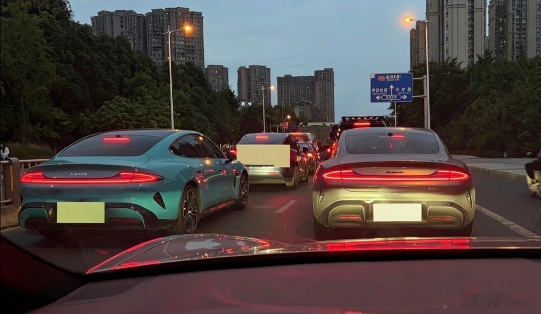 小米su7这个尾灯真的是太经典了，一眼都能认出来，是十分的有代表性。 ​