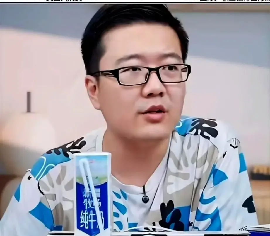 知名体育博主莱维最近对国乒未来走向的一段拆解，算是把教练组抽屉里的底牌给彻底掀了。核心就：男队和女队接下来的剧本，直接分道扬镳。

女队的底气，来自长期积累下来的厚度。

孙颖莎、王曼昱还在，后面的队员也在一点点追上来。对她们来说，留下，是继续挑战；离开，也不是失败。该拿的成绩拿过，该证明的能力证明