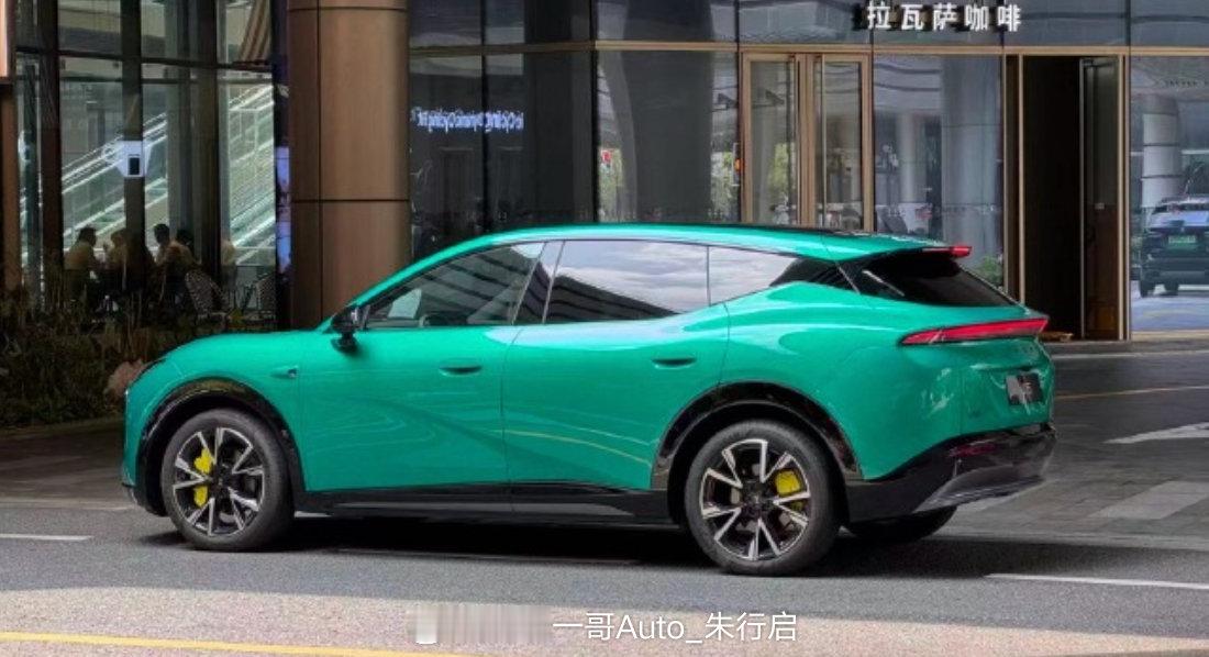 小鹏Mona L05的实车图亮相 整车看起来感觉比小鹏G7好看不少 今...