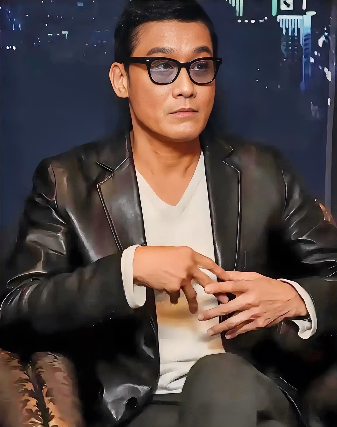 梁家辉这段话再度刷屏，戳破很多人的认知

最近，梁家辉一段旧采访片段重新在网上火了，引发大量网友热议。

他在2022年的访谈里聊到：“内地朋友要是来到香港就会发现，当地老百姓最敬重的，是老师、医生、科研工作者。明星走在街上，很少有人上前围堵追捧。大家心里很清楚，艺人的工作和普通人的日常生活并无关联