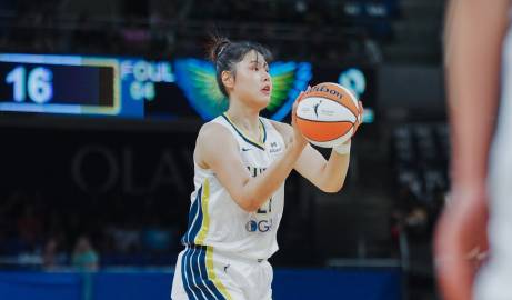 李月汝因为左膝前十字韧带扭伤缺席本赛季剩余比赛。在伤病前一场，她刚刚面...