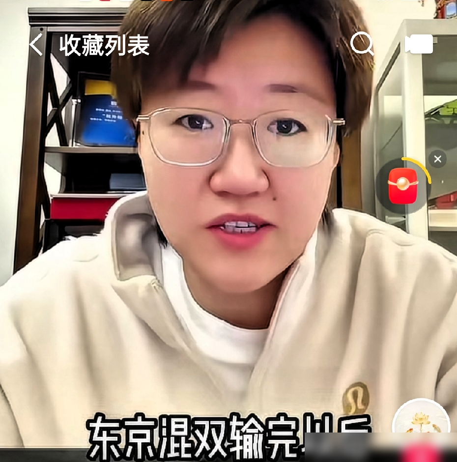 国乒最绝望的一夜，全靠一个20岁的小姑娘硬生生把天撑了起来。
当年东京奥运首设混双，国乒意外丢金，全队士气跌入谷底。就在气氛压抑到极点时，孙颖莎在女单半决赛，直接对上了气焰正盛的伊藤美诚。
没有试探，全是杀招。4比0，孙颖莎秋风扫落叶般把对手打崩，稳住阵脚。前国手郭焱点评得一针见血：玩心眼、玩淡