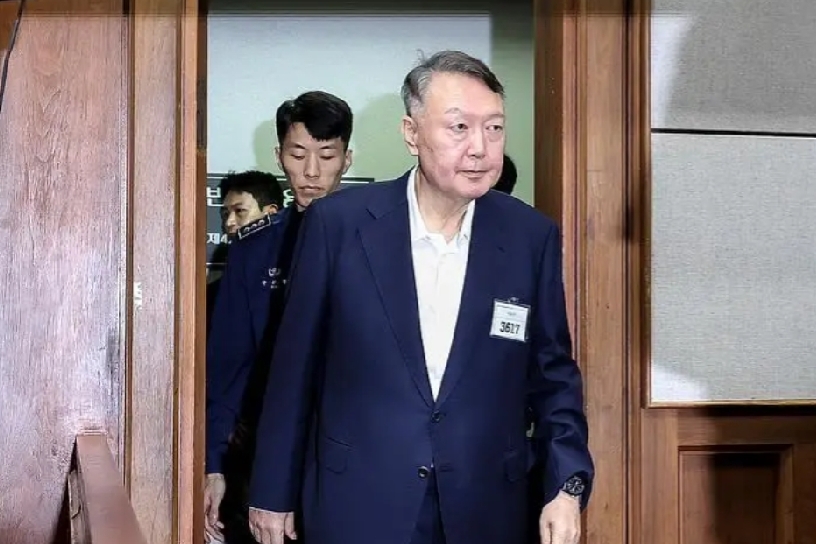 一个已经被判了无期徒刑的人，今天又收到一份无罪通知——韩国司法系统这是在搞“分期付款”，还是“套餐点菜”？

9月11日，首尔中央地方法院对尹锡悦涉嫌帮助前国防部长官李钟燮逃避司法追究一案作出一审判决：无罪。检方指控他在2023年把李钟燮派去当驻澳大使，是为了帮这位海军陆战队士兵死亡案的关键嫌疑人跑
