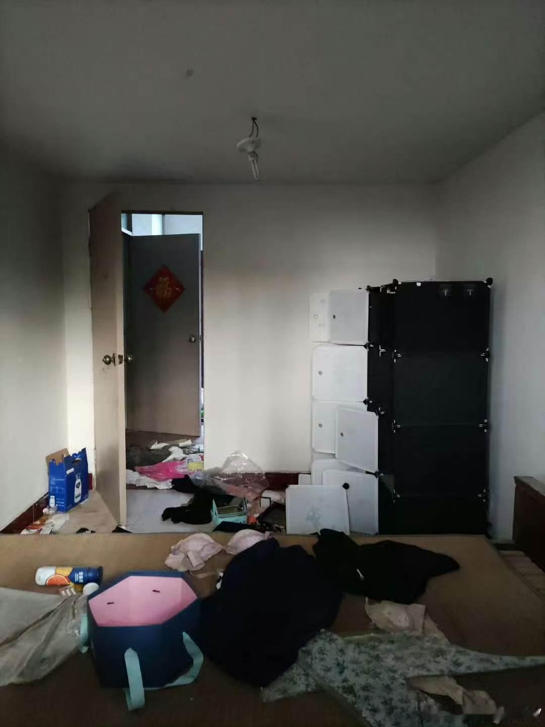 【中元节里鬼异多:上海一个瓜，江苏一个结】网上从不缺瓜，更不缺瓜众。8月27日是农历传统的#中元节#，26日，中元节前一天，上海，#刘翔求助#。#刘翔#在其微博发文：在线等。碰到个难题，希望广大网友给点意见。体育局让我买断或当教练上班，我该怎么办？

近年，随着刘翔退役，媒体有关他的报道少了， ​