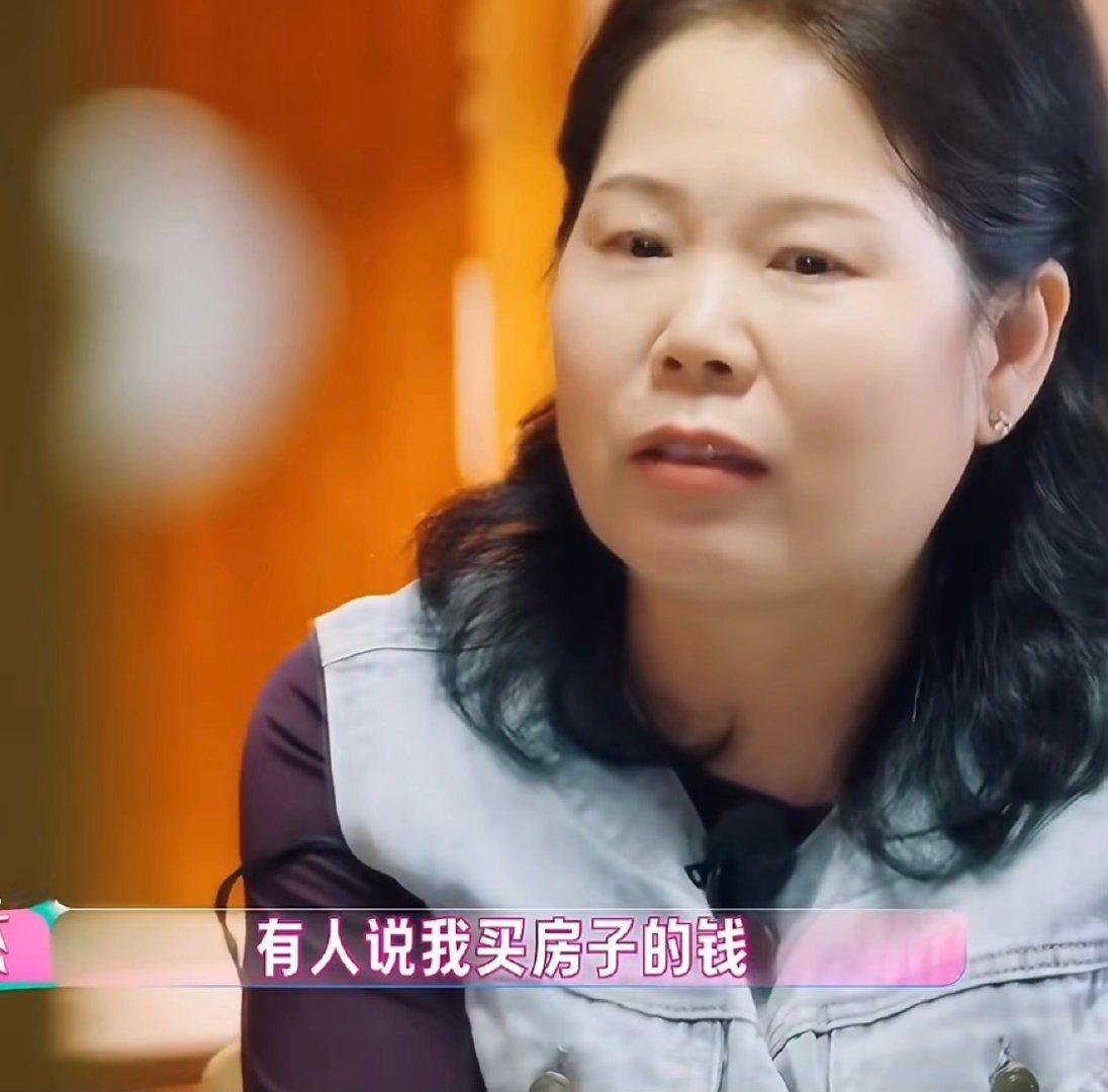 #张家齐妈妈说没用女儿钱买房#奥运冠军张家齐的妈妈肖英杰在综艺《我家那闺女2026》中公开回应，称买房用的是夫妻积蓄和向父亲借款，未动女儿一分钱，但这番澄清反而激发了公众对其家庭长期无业却仍能“攒钱”购房的更大疑问。 ​
