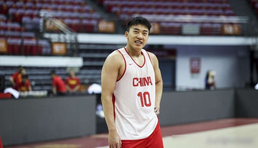 NBL官方公示重磅消息！国家队年轻锋线王俊杰已经正式签约香港金牛，俱乐部已经完成2026‑2027赛季的合同报备手续，这笔签约正式对外浮出水面。
这消息一出来，篮球圈直接炸了，这操作，太聪明了。
很多人可能纳闷，王俊杰不是要去美国打NCAA吗，怎么突然签了NBL的球队？其实这事，金牛早在7月14