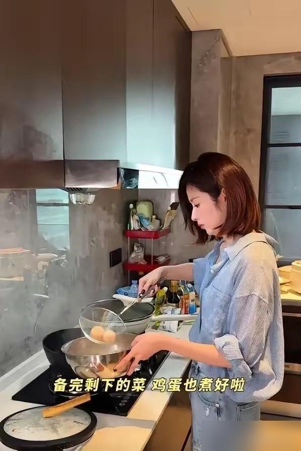 颖儿在昆明拍戏，直接租了套房，把女儿小月亮接过去同住。
收工就钻进厨房做饭，不请阿姨，不摆架子。那边付辛博巡演，她提前调档期飞过去盯着。她做手术，付辛博寸步不离陪着，晚上收工回家还给她捏肩。
早年她刚入行，有人拿试戏当幌子暗示潜规则，她直接拒了，角色黄了也不后悔。
现在看明白了，这俩人不玩虚的