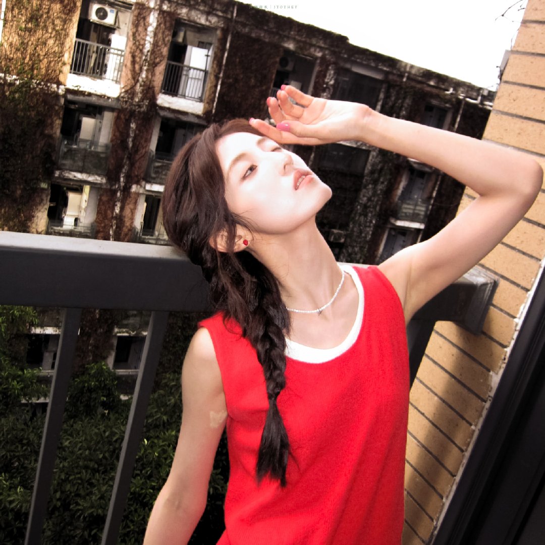 #张子枫[超话]# 

My Girl，秋风伴枫，中秋快乐。 ​