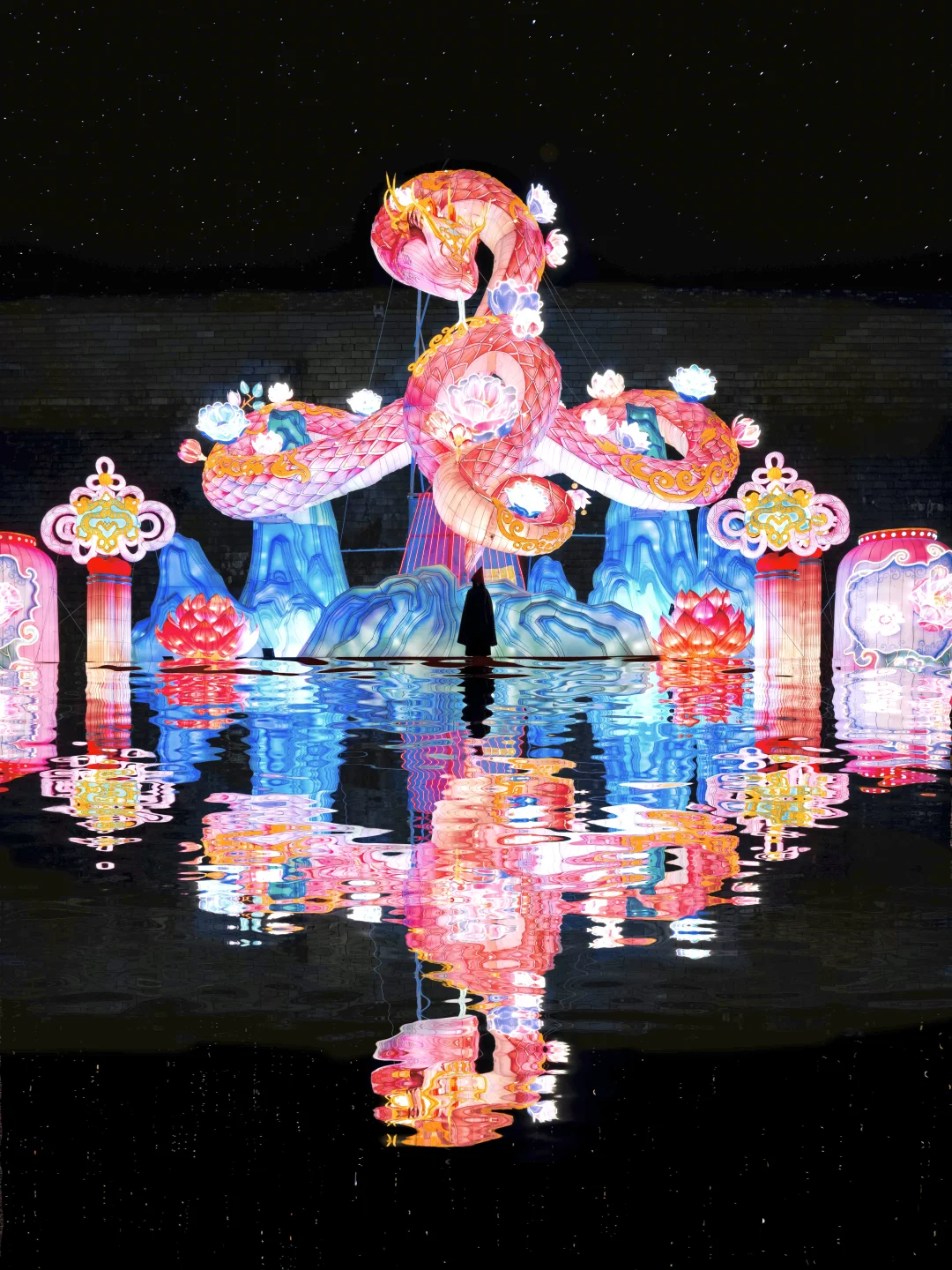 蛇年灯会丨跟20米高的大蛇花灯合影🐍太震撼