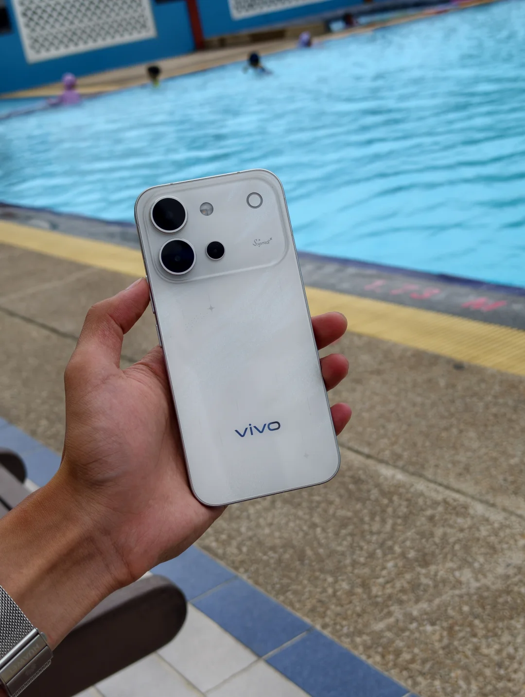 vivoS60真不愧是给爱拍照的女生打造的，我不否认有的人吐槽价格有点贵，但贵是