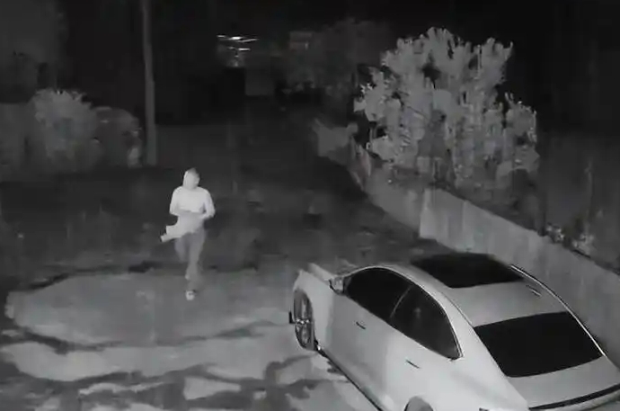 凌晨四点父亲离世，女子三次出门呼喊，邻居大哥一分钟赶来帮忙

一分钟，够刷几条短视频，够等一壶水烧开。对四川那位女子，一分钟等来的是邻居大哥。这个“一分钟”不该只被当成感动素材，它像一把尺，量出社区里还剩多少“附近”。

凌晨四点，人容易看见自己的孤岛。父亲离世，她三次冲出门呼喊。那声音不是戏剧台词