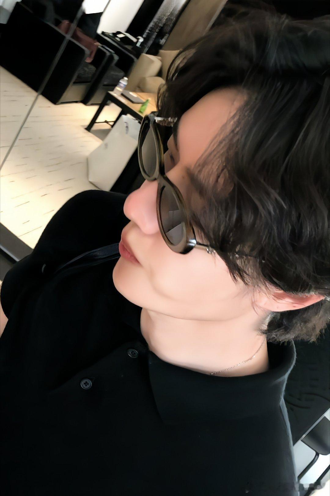 燥候博帝巴黎时装周三奢并行即将开启的第三场
香奈儿大秀看秀大幕[爱慕]，这也是王一博在三年多
时间里累计第十一场Chanel大秀亮相。全网都在
等待6日凌晨2点博帝的出场，等待他今晚看秀造
型，啊啊啊啊啊好激动呀[挤眼] ​