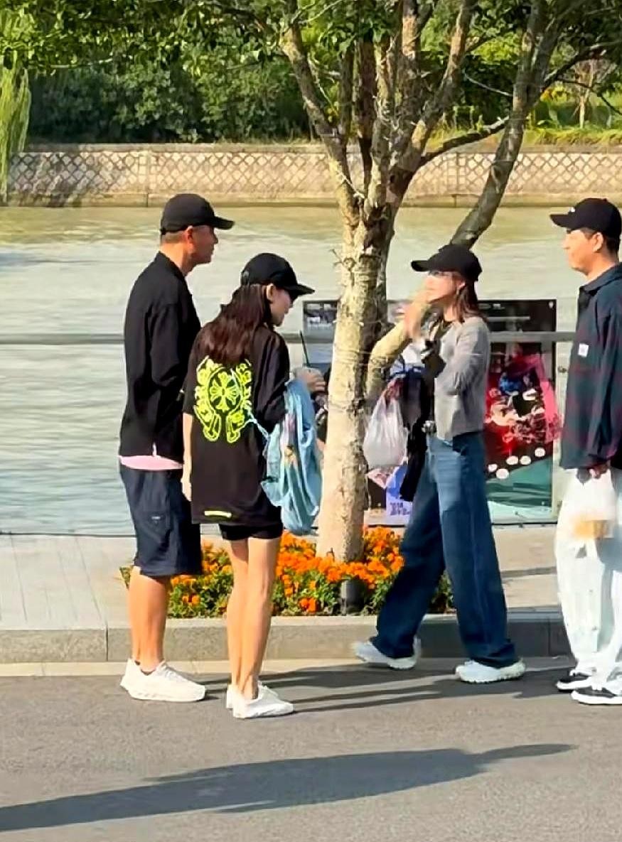 谁能想到在乌镇戏剧节的大街上，最吸睛的不是什么红毯大戏，而是孙骁骁当街“截胡”马頔的零食袋子。
任重在旁边安安静静抱着孩子，连话都插不上。
孙骁骁整个人眼里压根没有老公和闺女，视线死死锁在马頔手里那袋吃的上，张嘴第一句就是打听从哪儿买的。
这画面像极了胡同里遛弯的大妈，半路碰见熟人，一把拉住问