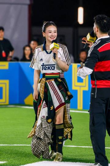 马思纯把球衣穿成了夏日高定款<br />你觉得漂亮吗？