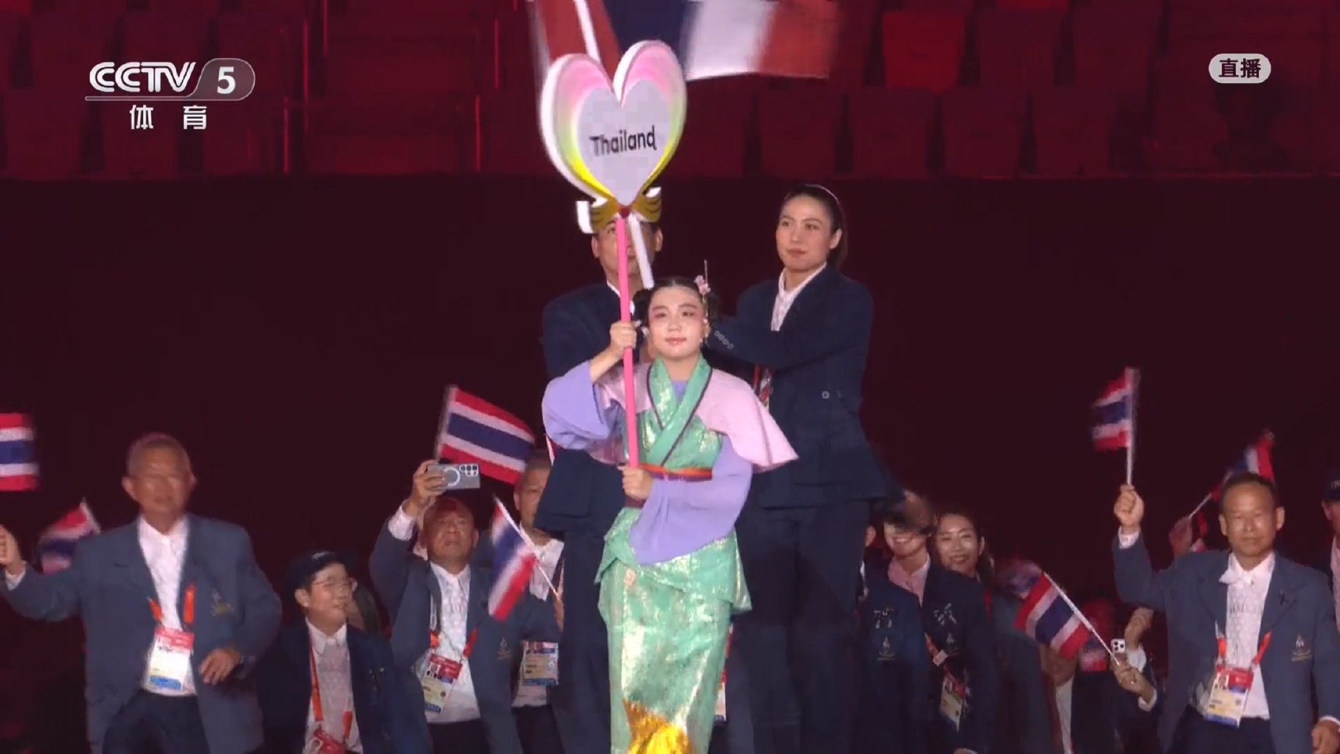 #亚运会开幕式# 泰国🇹🇭旗手是泰国女排的塔达奥[手指比心][手指比心][手指比心] ​
