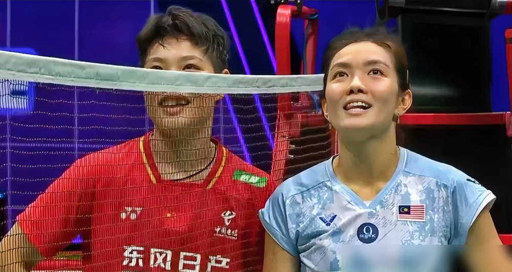 羽毛球混双决赛，对手笑着并肩等鹰眼回放。
这是昨天结束的2026中国羽毛球大师赛决赛，中国凤凰组合冯彦哲/黄东萍，2-0击败马来西亚组合夺冠，拿下92500美元奖金。
俩人这次夺冠拼得太狠，刚在世锦赛输了决赛，连打一周高强度比赛，俩人都不在最佳状态，还是咬下了组合第二个大师赛冠军。
竞技最动人