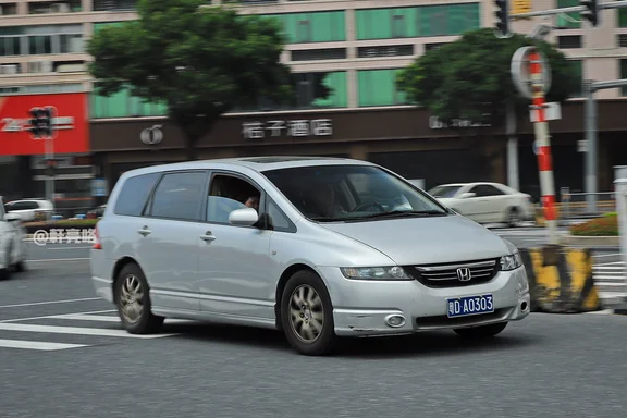 20年前MPV市场，
除了别克GL8，
还有另外一款畅销MPV，
那就是广本的奥德赛了，
尤其是2005年上市发售的第三代（Honda Odyssey RB1），
它长着一副“不正经”的模样，
却有着极高的销量表现，
着实也从侧面展示了当年本田的品牌实力，
可惜的是，
仅限于当年。
	
图1：2005-2006年款的广州本田奥德赛三代前期版，带天窗的还是顶配。
	
图2：北京街头，利比亚驻华使馆，2007-2009年款的广州本田奥德赛三代后期版，也是高配。
	
图3-4：广州司警，2007-2009年款的广州本田奥德赛三代后期版，则是低配。
	
图5-6： 2010年广州亚运会的奥德赛三代工作车，覆盖经过合法备案的彩色拉花，最终通过拍卖流入社会。
	
#奥德赛 #轩亮咯po图区 #经典车 #老车 #本田 #本田奥德赛 #奥德赛RB1 #honda #Odyssey #hondaodyssey