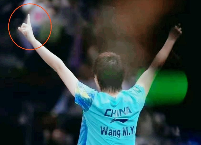 王曼昱拿下WTT中国大满贯女单冠军后，顺手比出的那个“1”字手势，直接在网上炸了锅。
不少人第一反应是：这是在宣告自己要杀回世界第一？评论区瞬间分成两派吵得不可开交。
其实大家真想多了。
赛后面对镜头，王曼昱自己把话说明白了，那动作压根没那么多深层算计，单纯就是情绪顶到头了。
在家门口打大满