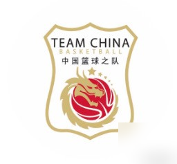 周琦连大名单都没进，篮协还要求男篮亚运会必须夺冠。
14人名单出来了，内线就剩胡金秋、焦泊乔、余嘉豪顶着。周琦本人没伤，自己说想打，结果一夏天没跟队合练，郭士强直接不要了。杨瀚森回开拓者备战NBA，也不来。
打新西兰那场热身赛，篮板29比45，输了16个。前场板5比16，被人按着头抢。现在教练组