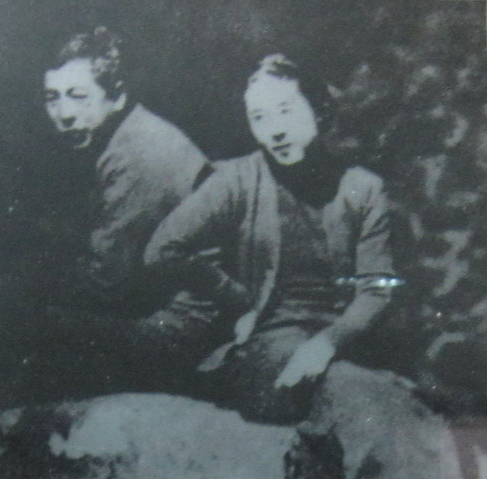张作霖亲自取名的孙女，张学良唯一的女儿，2015年在旧金山去世，按虚龄公布享年一百岁。她叫张闾瑛，一辈子没留下什么惊天动地的事迹，却做了两件在那个年代相当罕见的事：拒绝孔祥熙家的联姻，嫁了个没背景的东北留学生；陪着母亲于凤至在海外漂泊几十年，直到为母亲送终。帅府千金活成百岁老人，这里面有命运，也有选