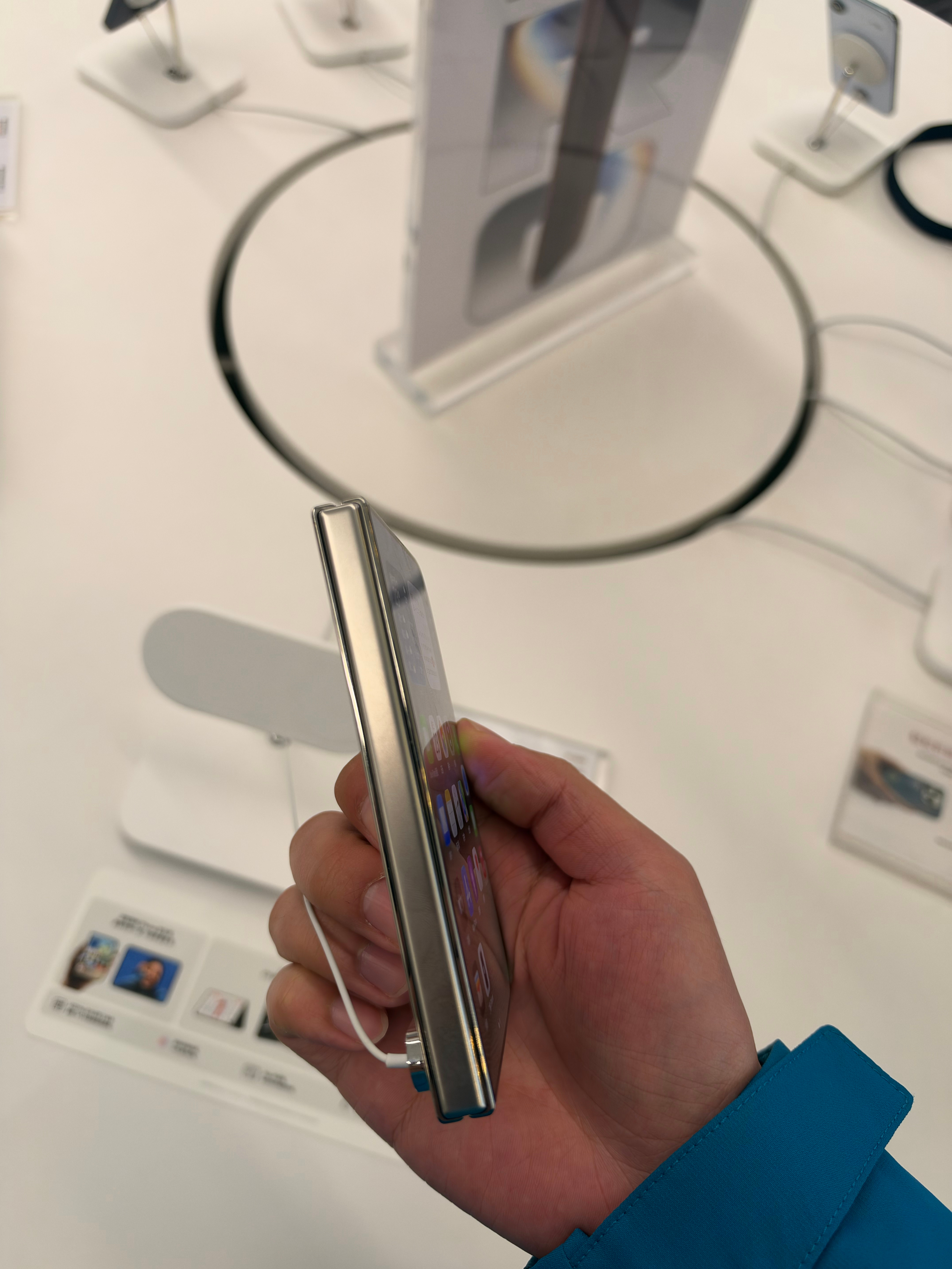银色的iPhone Duo质感还是很好的，不过铰链合上之后那条缝也是真的难受，在新比例的屏幕上体验iOS也算是苹果折叠唯一的新鲜感了

顺口问了一下经销商店员，坐标江苏小县城，256G加1500元，512G加2000元多可以拿现货。是，你没听错，硬加，这些经销商以前还弄点劣质壳膜、充电器糊弄一下加价，这次直接 ​