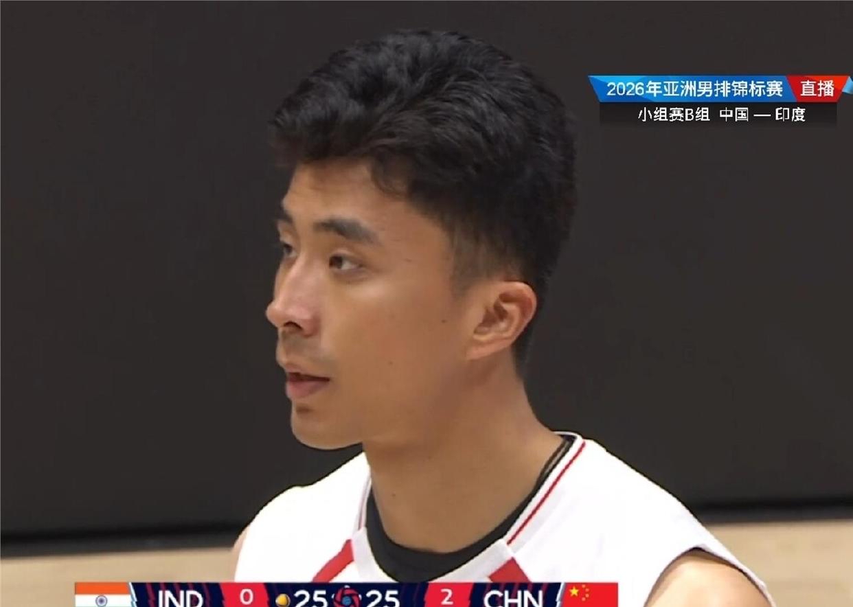 2026年男排亚锦赛落幕，中国男排最终止步八强，赛场之上既有惊喜也有遗憾。
进攻核心完成平稳交接
王滨是本届赛事中国队最稳定的得分点，多场比赛砍下全队最高分，进攻效率长期保持在百分之五十以上，接一传、扛关键分的表现都十分亮眼，正式坐稳队内第一进攻核心的位置。
张景胤转型适配全队需求
阔别国际赛场两年