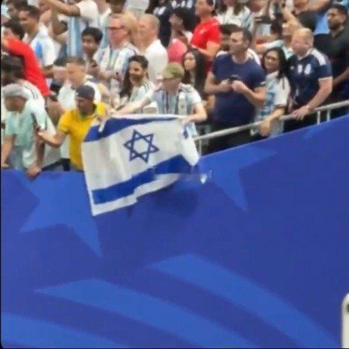 有阿根廷球迷高举以色列国旗挑衅埃及主帅侯赛姆·哈桑，赛后哈桑情绪激动...