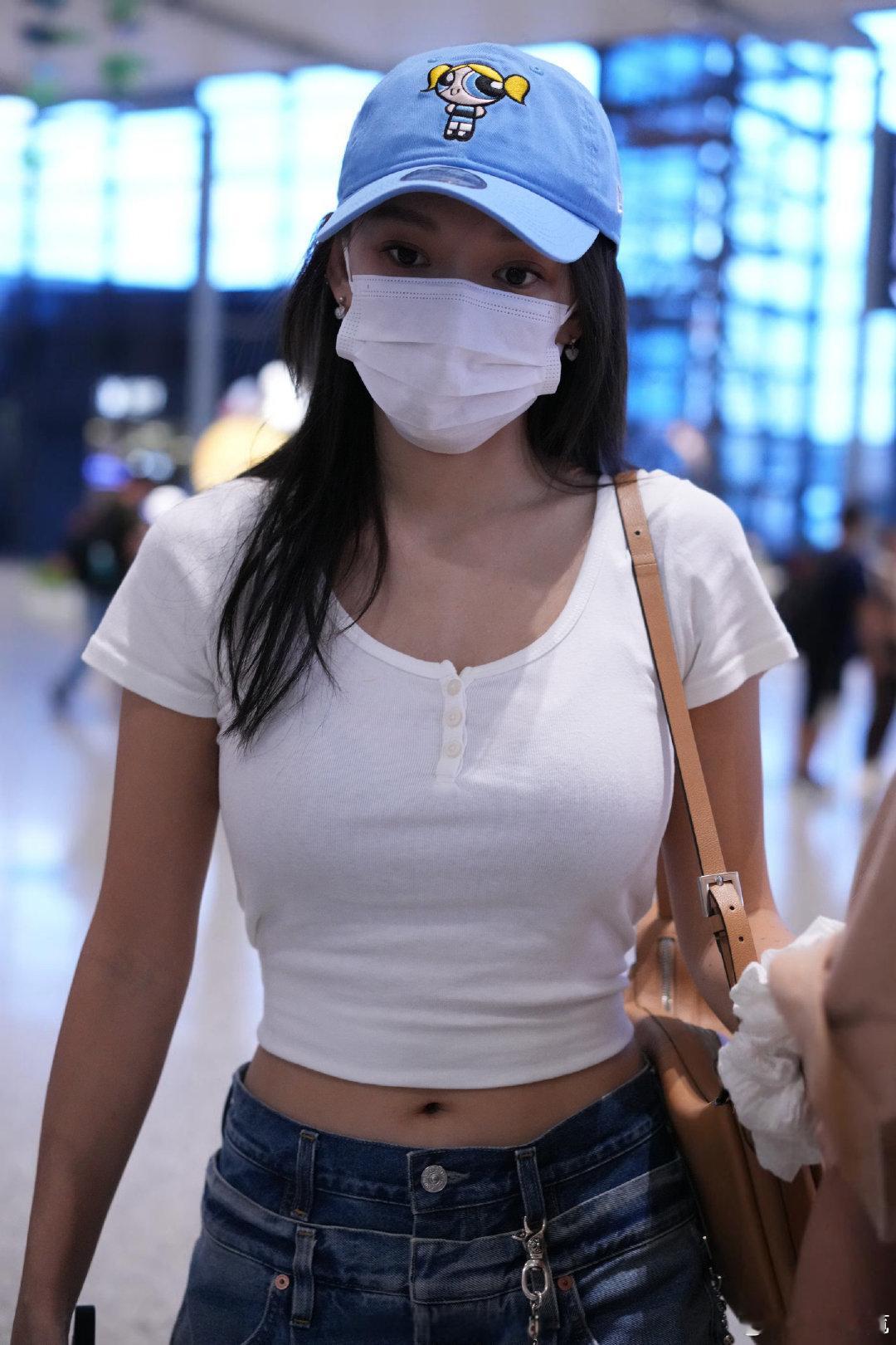 程潇 上海机场出发生图，白色T桖凸显好身材#程潇[超话]# ​