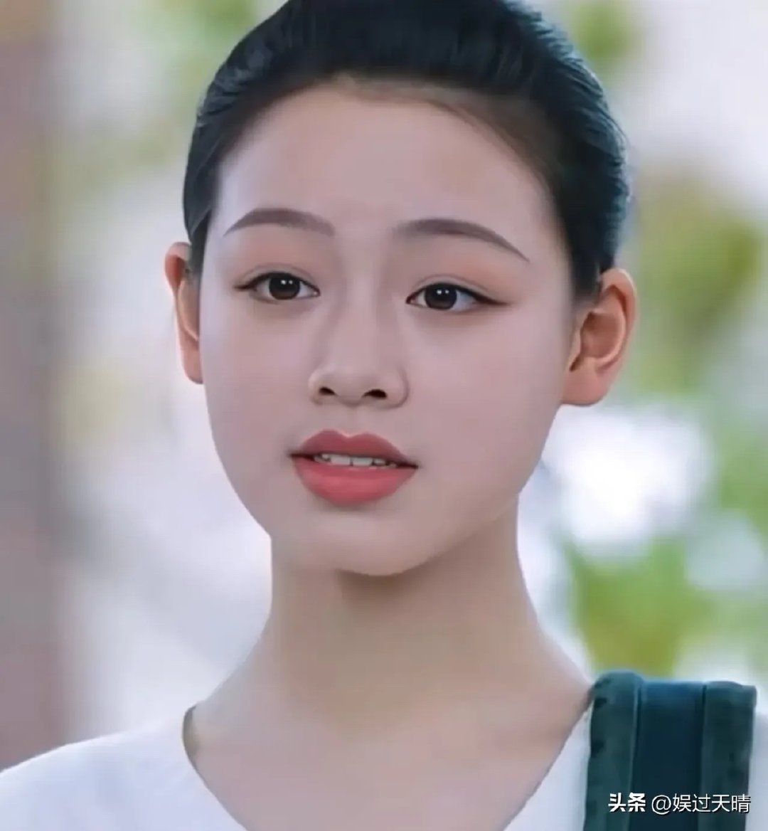 好消息《微微一笑很倾城》重新上架了！
坏消息女主换脸了，换了一张不好看的脸了，和杨洋同框，不仅不般配，还很诡异，就这样一张脸，真水无香不选她没有任何问题。 ​