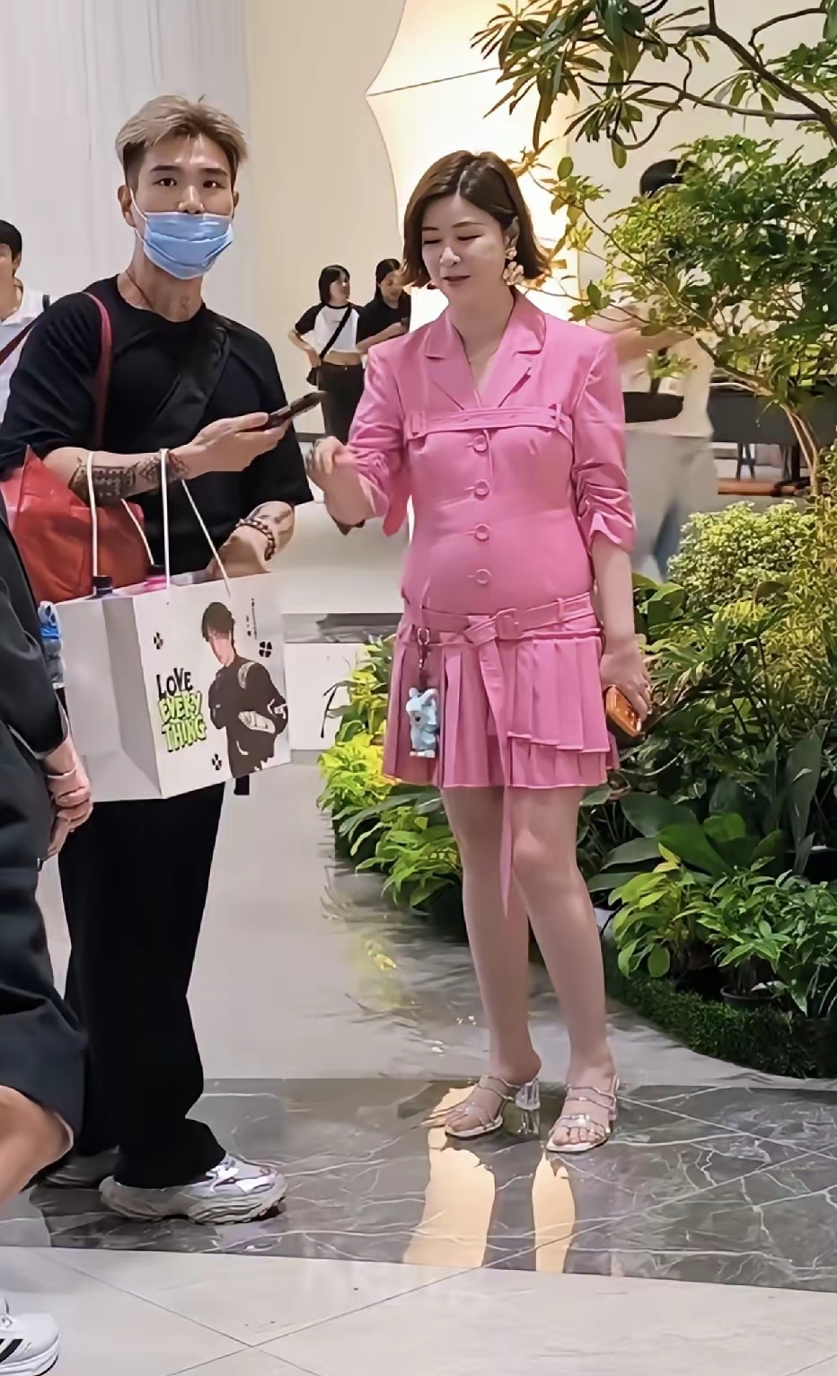杜华这件衣服真的很丑，穿在她身上更是品牌被穿成了地摊货，还有那小肚子，不知道的还以为她怀孕了，这衣服腰带可以理解，胸部搞个带子干嘛，累赘，而且她好像很喜欢粉色，一套又一套的，粉色系真的不是很适合她，有小肚子怎么着也该穿遮肚子的衣服吧，而且这衣服穿上去，人都显矮了。