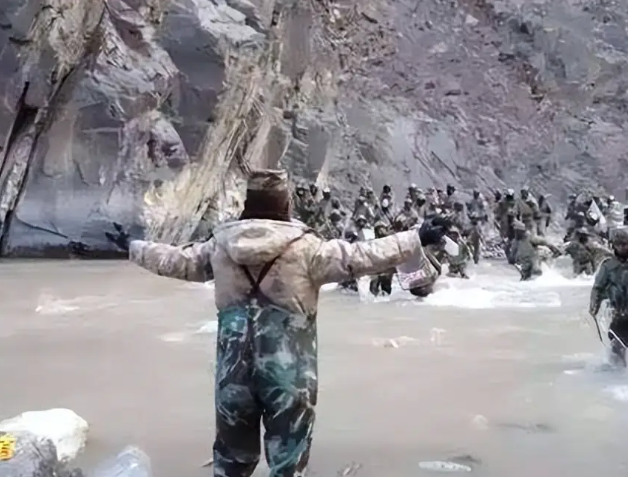 印度之所以在边境上三番五次地挑衅我们，问题其实不在印度，而是在我们身上。要是一开始我们就给它来个迎头痛击，很多事情可能根本不会发展到今天这个地步。喜马拉雅山够高，风也够冷，可中印边境问题隔些年就会升温。

说白了，印度在边境上三番五次找茬，真不能全怪它脸皮厚，我们当年没把那股狠劲儿保持到底，也是让这