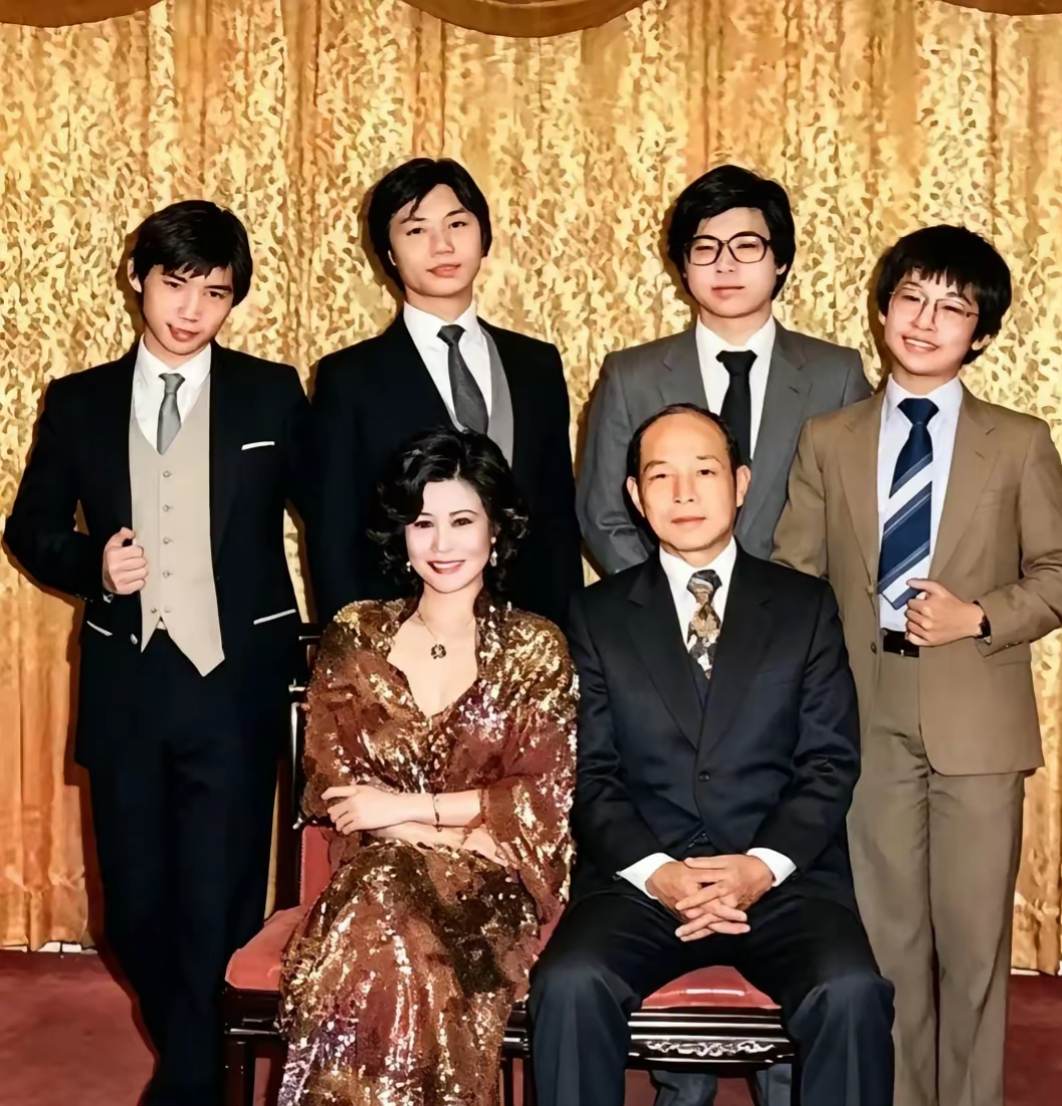 这张是霍英东和三太太林淑端，以及他们四个儿子霍显光、霍显扬、霍显强、霍显旋的全家福。
 
霍英东和林淑端当初是因为看戏相识结缘。林淑端长相出众，模样十分漂亮，生下了四个儿子。虽说身在豪门大户，但她做人一直很低调。
 
四个儿子长大之后，并没有踏入霍英东手里的核心家业，没有去争抢家族的主要生意，而是各