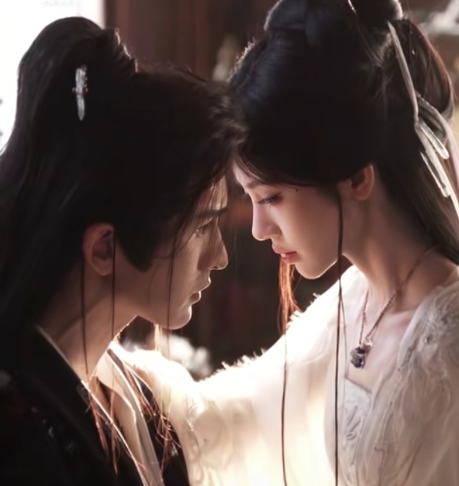 鞠婧祎张云龙咬脖吻，这段对手戏张力太绝了
 
看多了剧里流水线式的感情戏，大多甜得很表面，很难让人沉进去。但鞠婧祎和张云龙这场咬脖吻，一出场就抓住眼球。
没有浮夸的表演，情绪全藏在眼神和细微的动作里，暧昧之中带着拉扯感，能明显感觉到角色压抑不住的情愫。
 
其实好的亲密戏份，从来不是靠博眼球，重点是
