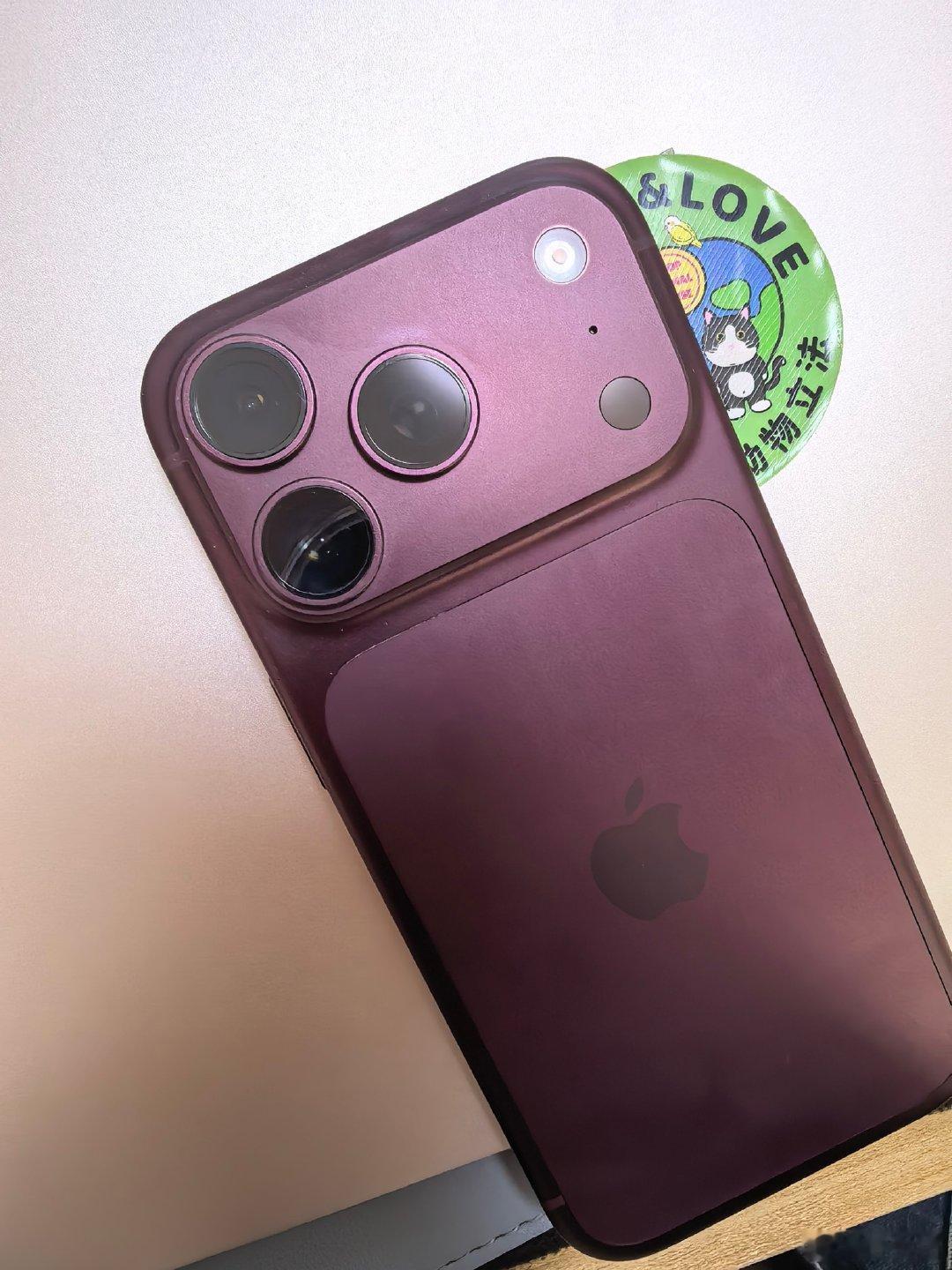 我今天终于要把iPhone 18pro换过来了
但是就这个樱桃红啊，贼爱粘指纹
而且我上次手上抹了护手霜还是防晒霜
一拿，直接把白色的乳霜就卡在手机缝里了
巨丑，怎么破？ ​