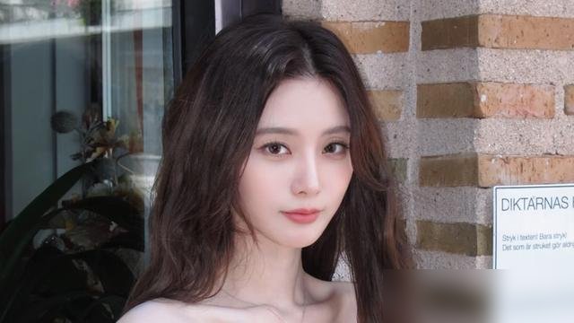 有人扒了徐艺洋家底，才发现这哪是霸总爱上灰姑娘，分明是资本二代联姻。
徐艺洋家里做生意的，从小送去韩国当练习生，回来直接签黄子韬公司。黄子韬他爹青岛富豪，留给他几百亿家产。俩人结婚，就是资源整合。
前几天徐艺洋晒娃，孩子都两岁多了。直播里黄子韬怼粉丝：谁天天跟陌生人分享家里事。这话说的，真不拿粉