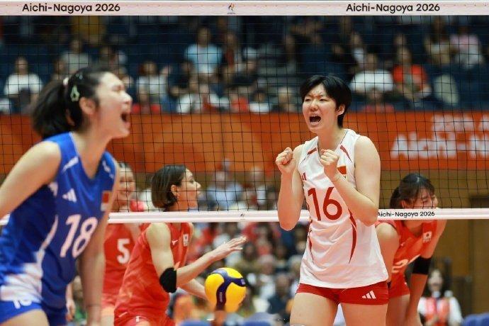 #聚焦2026亚运会# 【转起祝贺！#中国女排夺金#】#中国女排3比0横扫日本队# 9月22日，在第二十届亚运会女排决赛中，中国女排以3∶0战胜日本女排，实现亚运会三连冠，这也是中国女排队史第十枚亚运金牌。（人民日报） ​