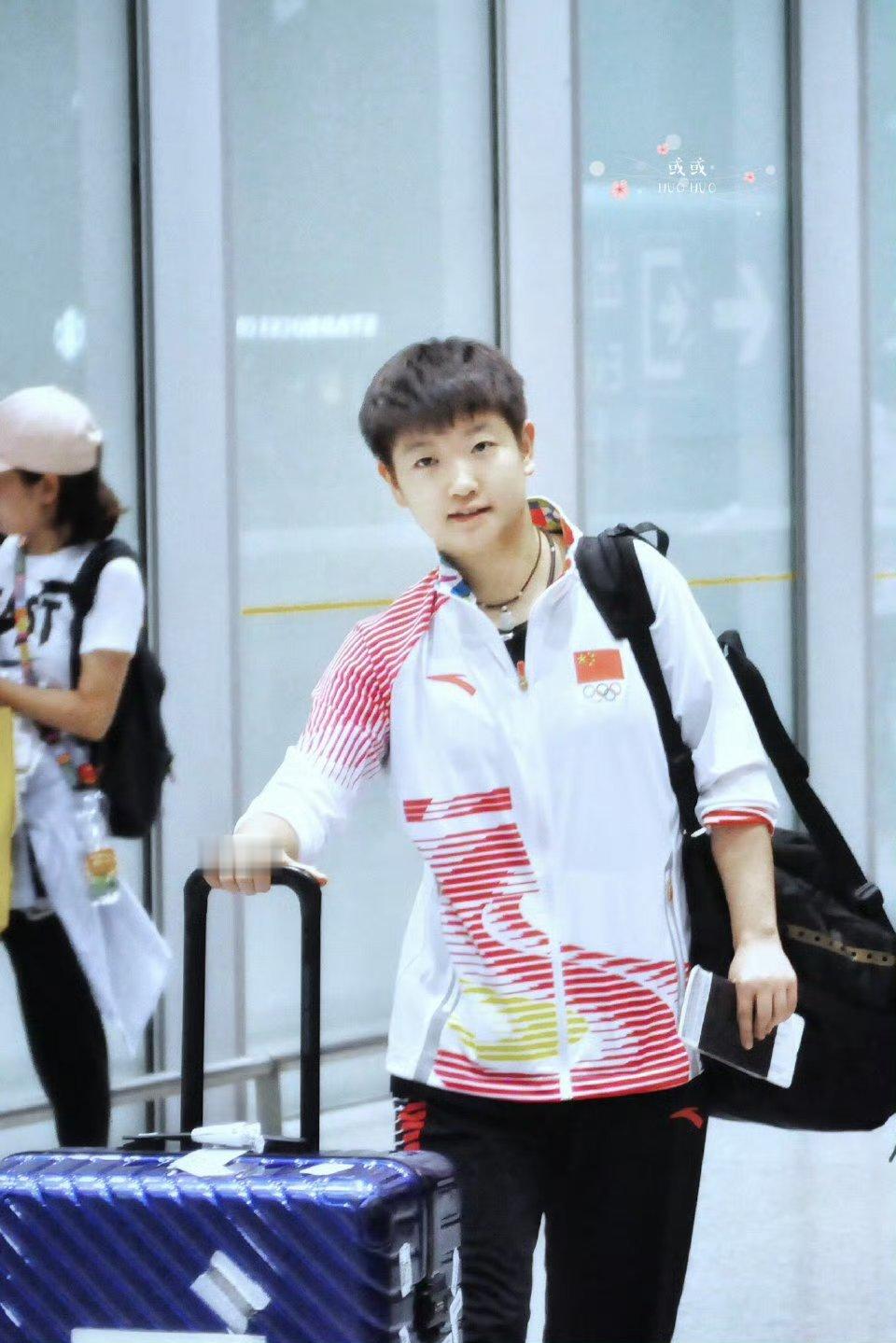 #国乒出征亚运会大合影# 
2018雅加达，17岁小将初登亚运，兼项混双，女团两项。
2023杭州，22岁，主场作战，兼项女团、混双、女双，女单四项。
2026名古屋，25岁，迎来个人第三届亚运会，再次身兼女团、女单、混双三项。
从青涩新星到全队资历最深、大赛履历最厚重的队员，跨越三届亚运会，始终站在队 ​